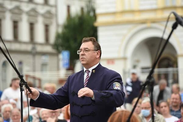 Pocta Františku Kmochovi: kolínským náměstím zněla opět dechová hudba