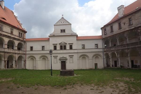 OBRAZEM: Bělá pod Bezdězem má krásný zámek. Za jeho zdmi sídlí muzeum