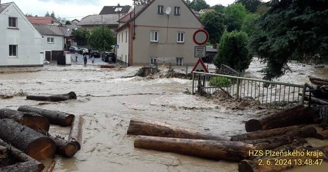 Vydatné deště zaplavily trať u Plzně, na koleje spadl strom. Na Královéhradecku měli hasiči přes 50 zásahů