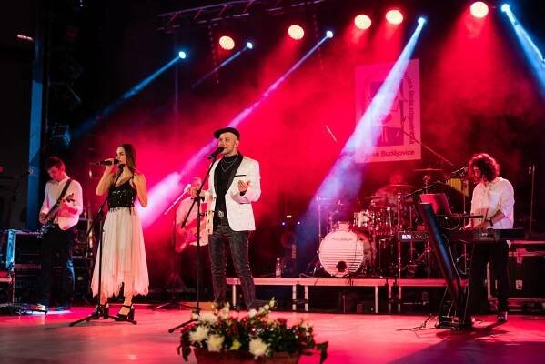 Skvělá atmosféra a spousta muziky, to byl V. reprezentační ples SZŠ ČB – Kapela SIMPLY THE SHOW