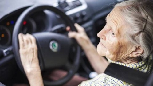 Konec českých seniorů za volantem: Spousta z nich bude muset odevzdat řidičák. Evropská unie už o všem rozhodla