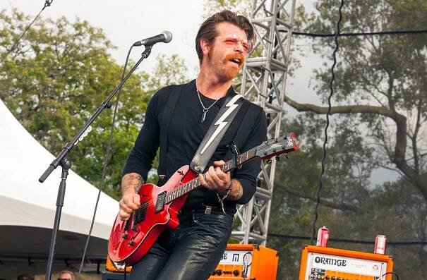 Kněz spojoval kapelu Eagles of Death Metal s ďáblem. Teď se kaje