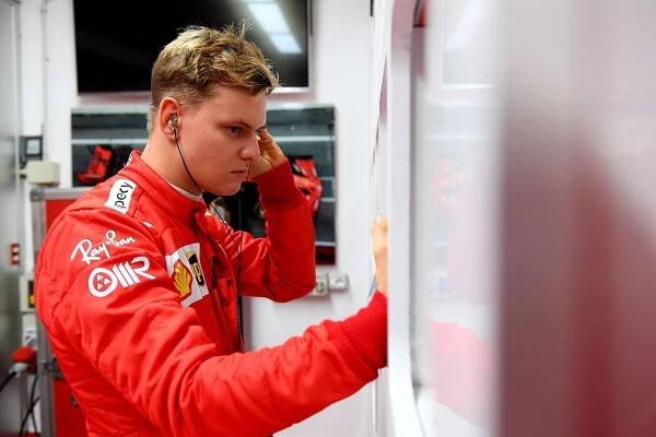 Fittipaldi, Verstappen, Sainz i Montoya zase vítězí. Potomci slavných ovládli okruhy