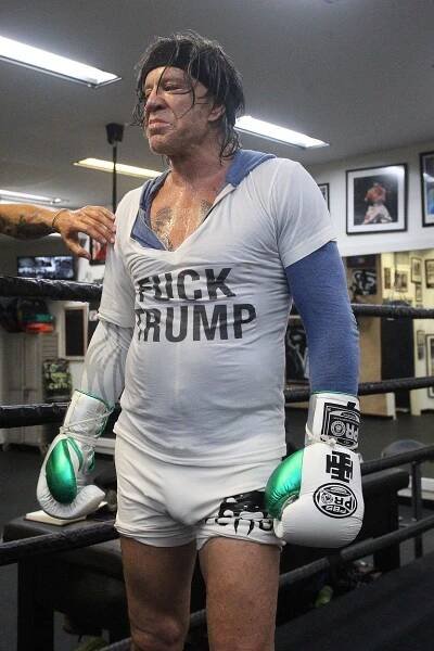 Vytočený Mickey Rourke si vybíjel zlost z voleb v ringu: Tričkem urážel nového prezidenta USA