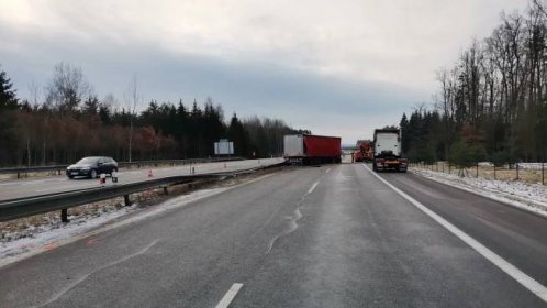 Dálnice D3 ve směru na České Budějovice je po nehodě kamionu uzavřena | Jižní Čechy Teď!