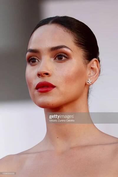 ADRIA ARJONA S TIFFANY & CO. V BENÁTKÁCH_2