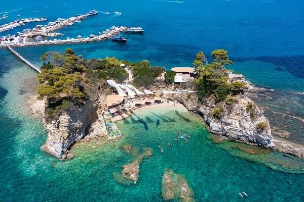 letecký pohled na populární ostrůvek cameo v agios sostis, laganas, zakynthos - zakynthos - stock snímky, obrázky a fotky