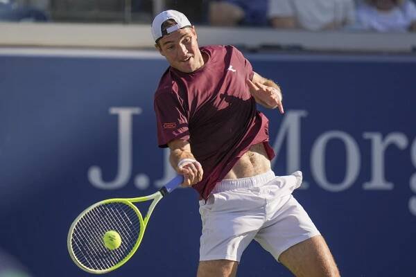 Jan-Lennard Struff, of Germany, returns a shot to Frances Tiafoe, of the United States, during the third round of the U.S. Open tennis championships, Friday, Aug. 29, 2025, in New York. 