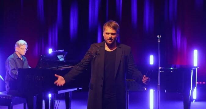 FOTO: Popřál zpěvem. David Deyl potěšil v litoměřickém divadle ženy koncertem