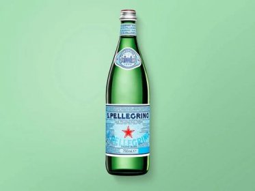 Frontal abgebildete S Pellegrino Flasche auf hellgrünem Hintergund.