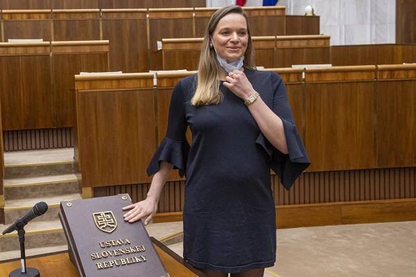 POKUTA za kúpanie poslakyni OĽANO Romane Tabák ešte neprišla a opäť sa chystá do chráneného územia!