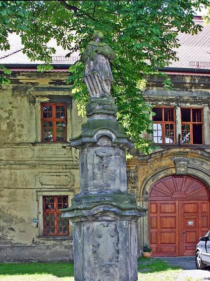 Soubor:Mariánské Radčice - socha před farou.JPG