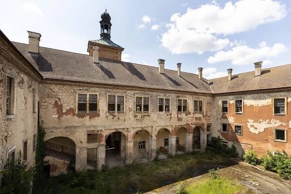Fotky: Zámek Kounice zušlechtili Lichtenštejnové. Komunisté památku zničili