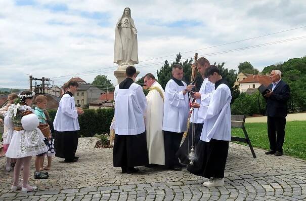 Průvod "Božího Těla" – Farnost Hradčovice 