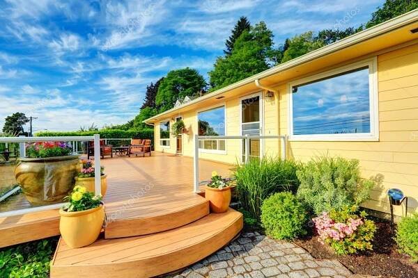 Stáhnout - Krásný stávku palubní s patio tabulky nastavit. zdobené květináče — Stock obrázek