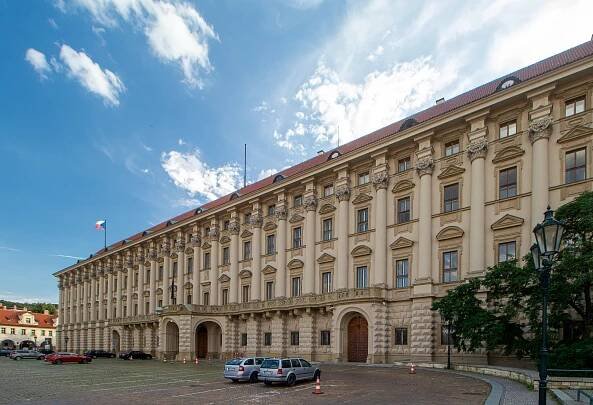 Soubor:Hradčany Černínský palác 1.jpg – Wikipedie