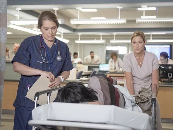 Sestřička Jackie - Kmotrovství - Z filmu - Merritt Wever, Edie Falco