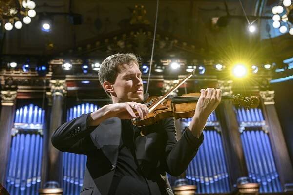 Ryze český večer s Českou filharmonií: Studentská upocenost přešla v mistrovskou samozřejmost