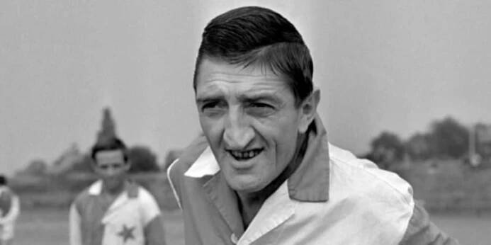 Karel Effa v dresu Slavie Praha při fotbalovém utkání na MFF v Karlových Varech (1966)