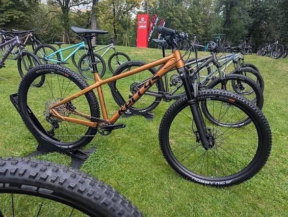 Kellys představil novinky na sezónu 2025 | DoleKOP.COM