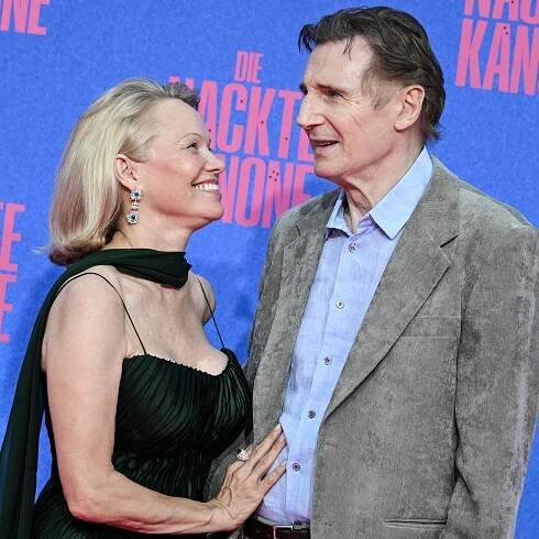 Pamela Anderson und Liam Neeson: Die Beziehung von Hollywoods neuestem Traumpaar im Überblick