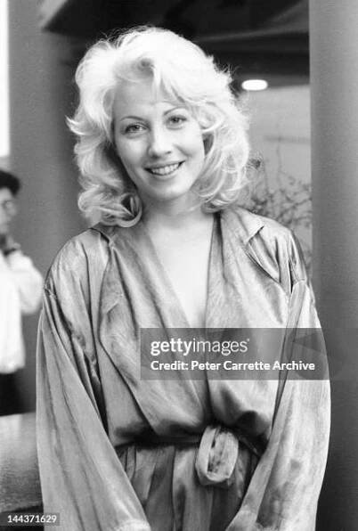 American actress Linda Kozlowski on the set of his new film 'Crocodile Dundee II' in 1987 in New York City.