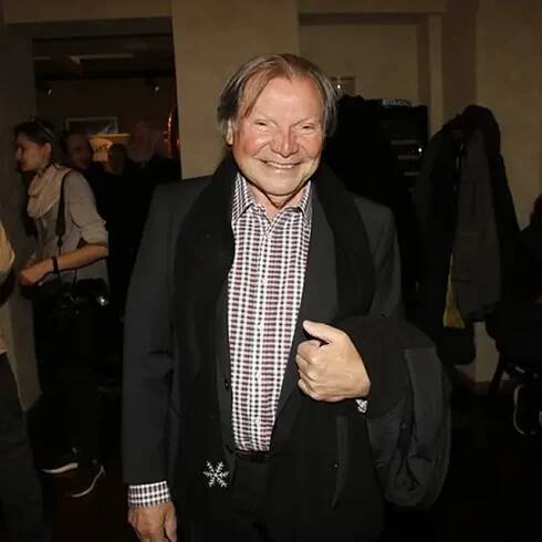 Pan Jaromír nevyprodával sály, vystupoval se svou kytarou v komorních představeních, klubech, televizních pořadech. Byl častým hostem skupiny Antonína Gondolána (viz foto), se kterým ho pojilo i přátelství. Pana Jaromíra ještě před emigrací trápily hlasivky, později musel podstoupit operaci, spíš než zpívání mu dělá problém mluvení.