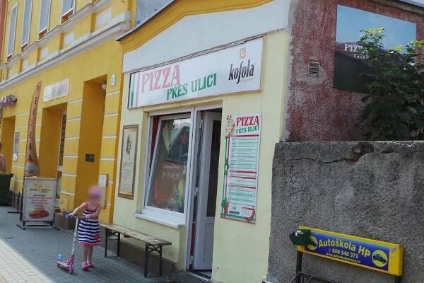 Pizza přes ulici foto 2
