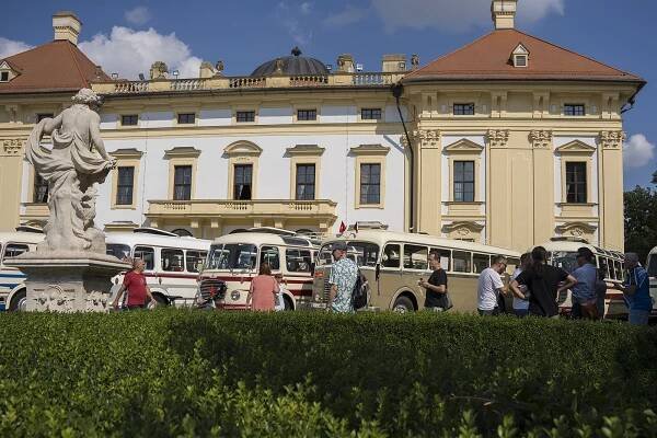 Zámecký park ve Slavkově zabraly historické autobusy. Podívejte se