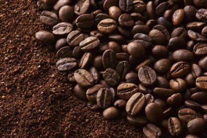 kávová zrna a mletá káva - pražená kávová zrna - stock snímky, obrázky a fotky