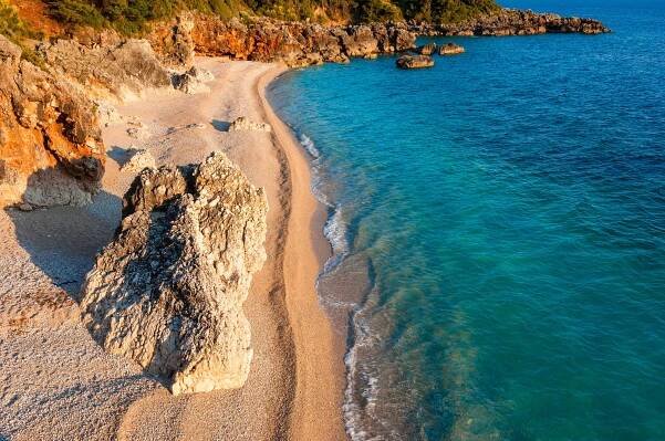 Plaża w Dhermi, Albania. Piasek, morze, góry. Spokój i uroda natury.