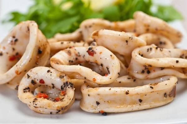 Grilované kalamáry s mátou a chilli - iMnam.cz