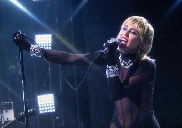 Takhle žhavý klip nenatočila, ani když si sedla nahá na kouli: Miley Cyrus se v něm divoce olizuje se slavnou kolegyní
