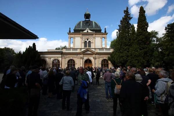 Židovský pohřeb zpěvačky Yvonne Přenosilové (†76): Jarmulky, »ztracený« syn a slzy kamarádky Filipovské