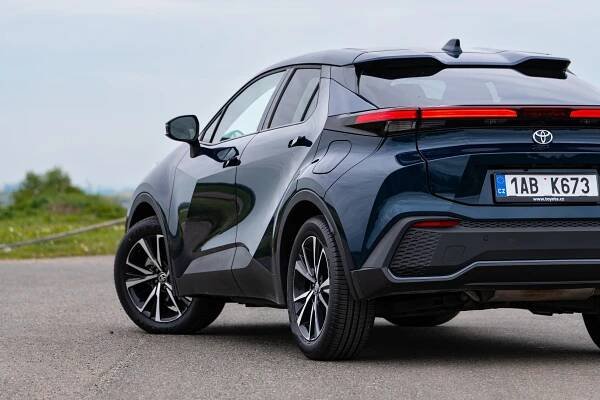 Skvěle fungující stylovka: Hybridní Toyota C-HR nadělá spoustu parády a jezdí za hubičku