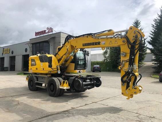dvoucestní bagr Liebherr A922  Rail Litronic