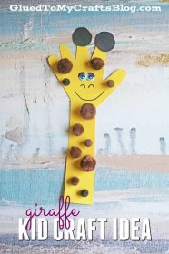 Paper Handprint Giraffe! A fun way to make a giraffe for a zoo unit with preschoolers or kindergartners! Jungle Crafts, Giraffe Crafts, Unicorn Crafts, Safari Crafts Kids, Around The World Crafts For Kids, Safari Animal Crafts, Arts And Crafts For Kids Toddlers
