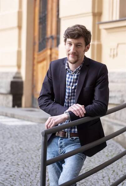 Babičko, dědo, hurá na výlet! Ale ne se šmejdy, zve držitel titulu Laskavec