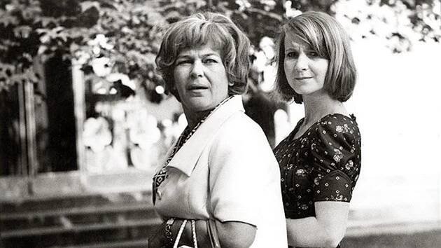 Božena Böhmová a Daniela Kolářová v televizním seriálu Žena za pultem (1977)