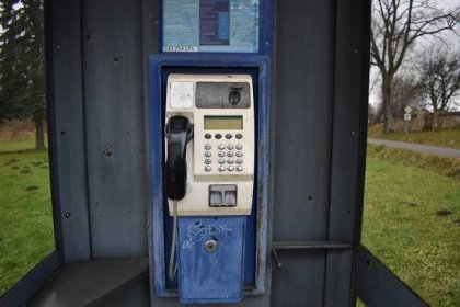VIDEO: Telefonní automaty v kraji končí. Zkusili jsme si naposledy zavolat