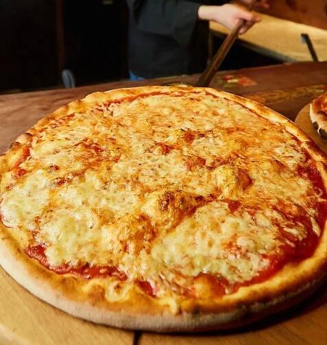 1–2 pizzy o průměru 33 cm či Calzone dle výběru a 10% sleva na nápoje