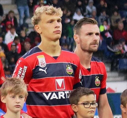 Soubor:FC Red Bull Salzburg vs. SK Rapid Wien (2022-09-18) 25a (cropped).jpg – Wikipedie