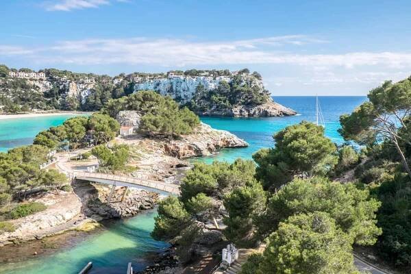 Menorca - bílá pláž, tyrkysová voda: perla ve Středomoří