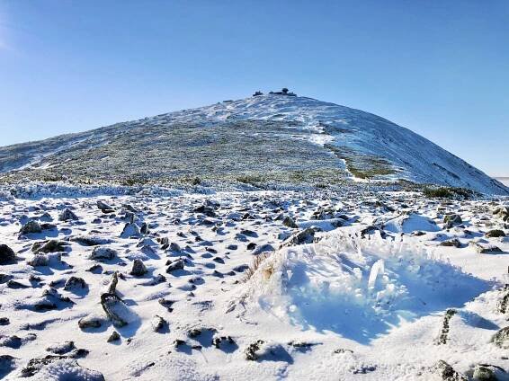 Sněžku zasáhl orkán o rychlosti přes 134 kilometrů za hodinu, oba úseky lanovky stojí