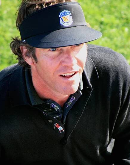 Soubor:Dennis Quaid golfing.jpg – Wikipedie