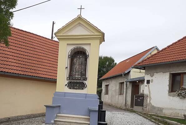 Vinařská tradice, rekonstrukce bitvy i mopedy. Poznáte vesnici na Znojemsku?