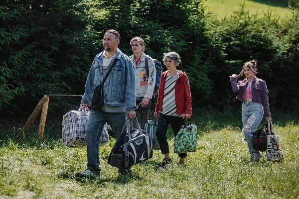 Tak takhle nastupují Kociánovi. Zdědili chatku a přinášejí do osady rozruch. Máma Blanka, lehce omezený taťka Fanda a rozjívené problémové ratolesti Renda s Marcelkou.