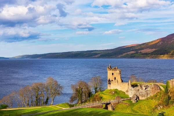 hrad urquhart v loch ness - loch ness - stock snímky, obrázky a fotky