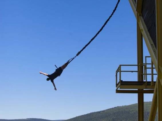 Bungee jumping z televizní věže