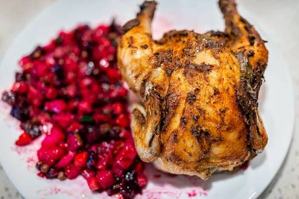 makro detail ruského nebo ukrajinského vařeného řepného bramborového salátu zvaného vinaigrette na talíři s jednou celou pečenou cornwallskou slepicí a křupavou kůží - holubí maso - stock snímky, obrázky a fotky